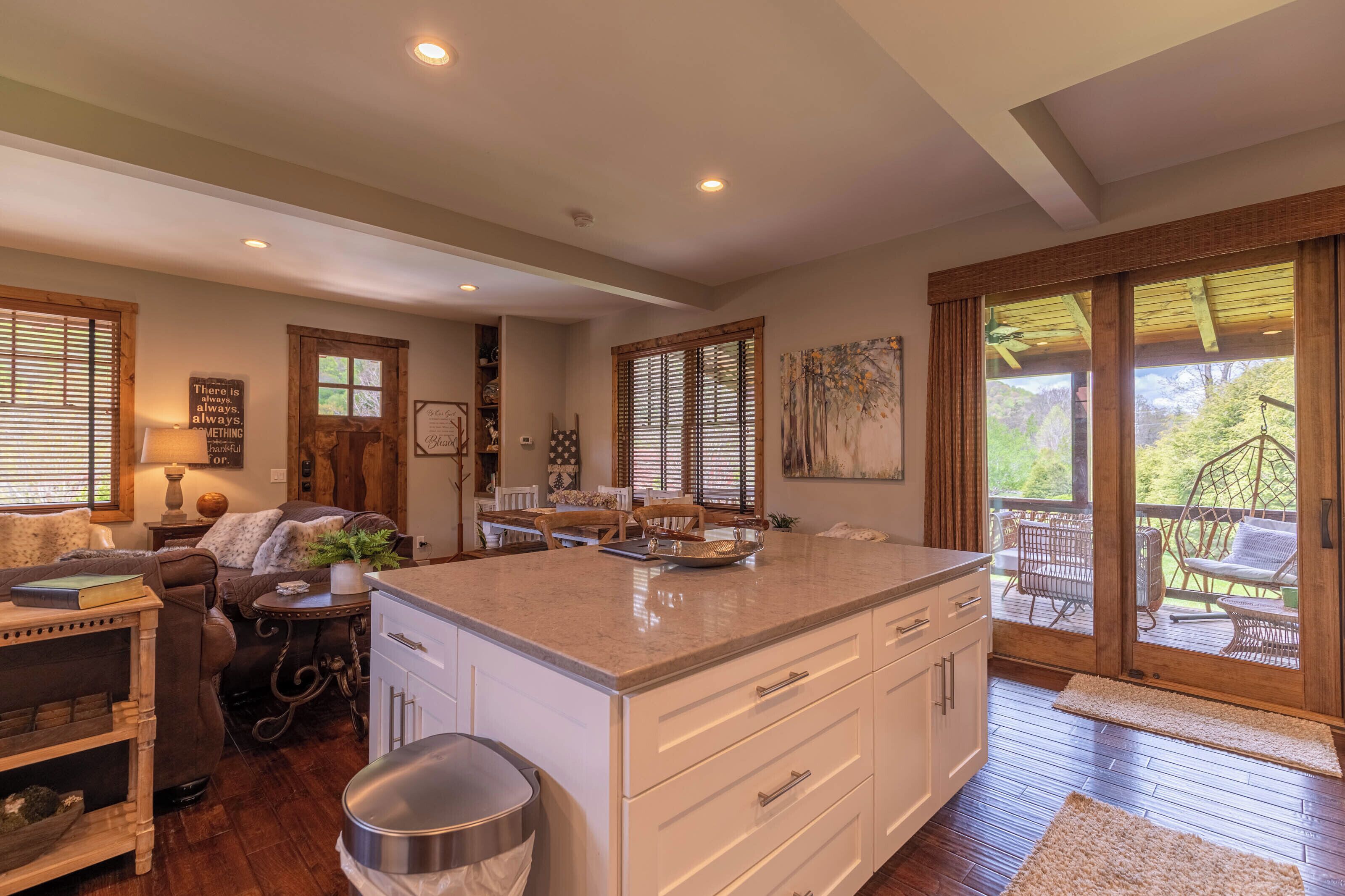 House, Multiple Beds, Hot Tub, Mountain View (Reel Relaxing at Eagles Nest) | Interior