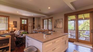 House, Multiple Beds, Hot Tub, Mountain View (Reel Relaxing at Eagles Nest) | Interior