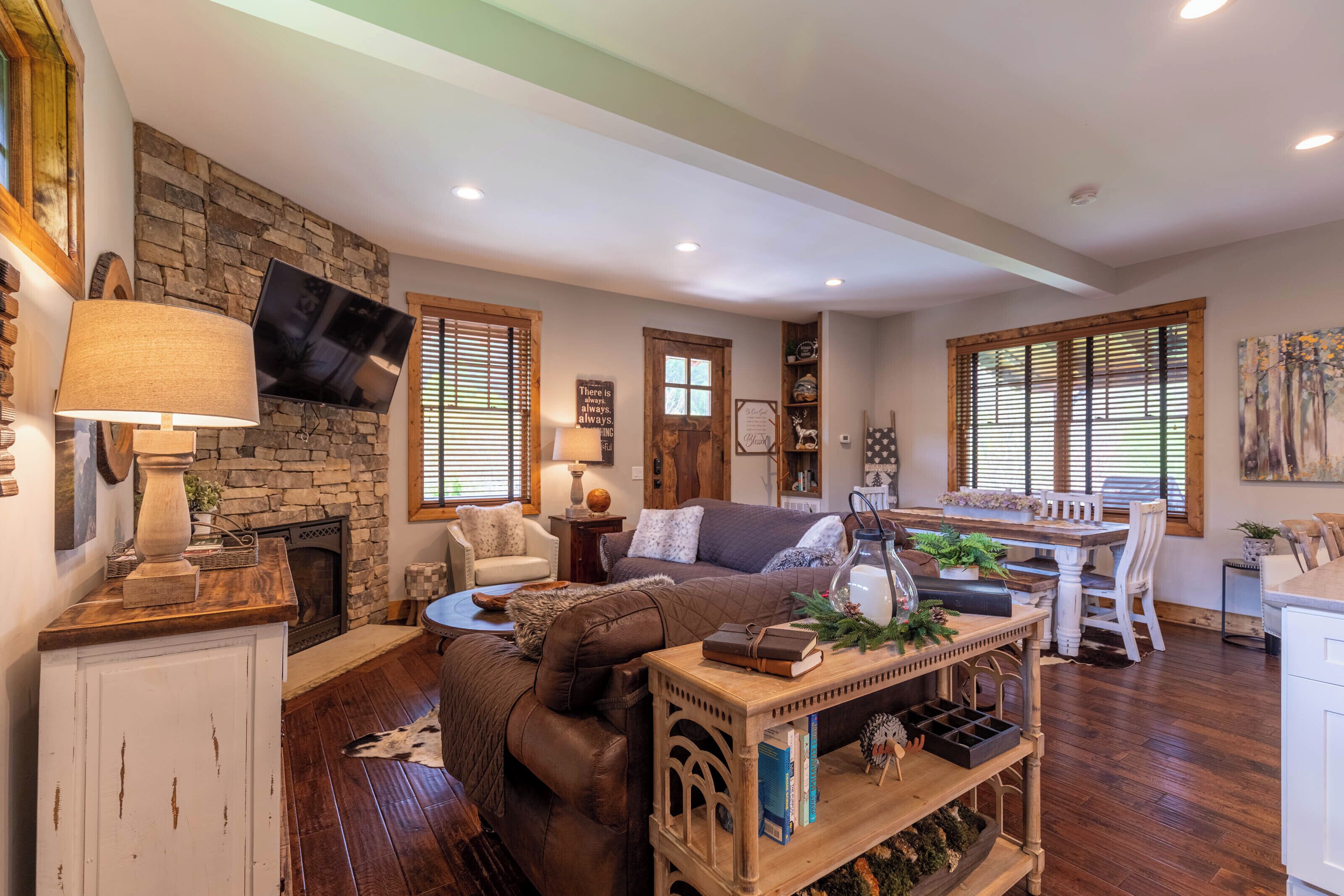 House, Multiple Beds, Hot Tub, Mountain View (Reel Relaxing at Eagles Nest) | Living area