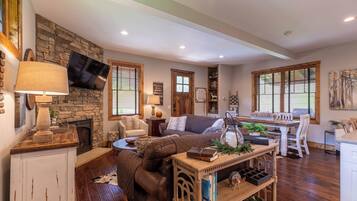 House, Multiple Beds, Hot Tub, Mountain View (Reel Relaxing at Eagles Nest) | Living area