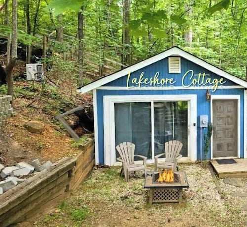 Cottage by the lakeshore with a private hot tub!