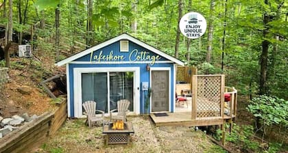 Cottage by the lakeshore with a private hot tub!