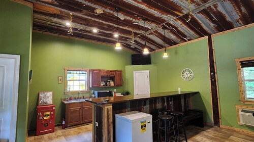 HORSES  FISHING, SALT WATER POOL, COZY BEAUTIFUL NEW CABIN with OLD BARN FEEL