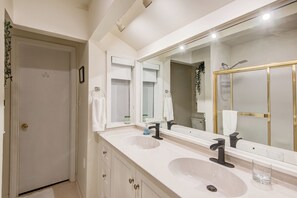 Maison, plusieurs lits, bain à remous, vue montagne (Orchid Cabin) | Salle de bain