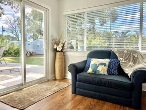 TV, offices - The Hideaway on 4th –  2/1, Fenced Yard, W/D, Wifi (Largo)