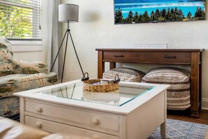 TV, offices - The Hideaway on 4th –  2/1, Fenced Yard, W/D, Wifi (Largo)