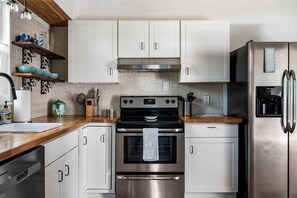 Fridge, microwave, oven, stovetop - The Hideaway on 4th –  2/1, Fenced Yard, W/D, Wifi (Largo)