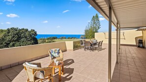 Outdoor dining - Coastal Chill - Discover the ultimate coastal escape in this exclusive 3-bedroom beachside apartment (Nambucca Heads)