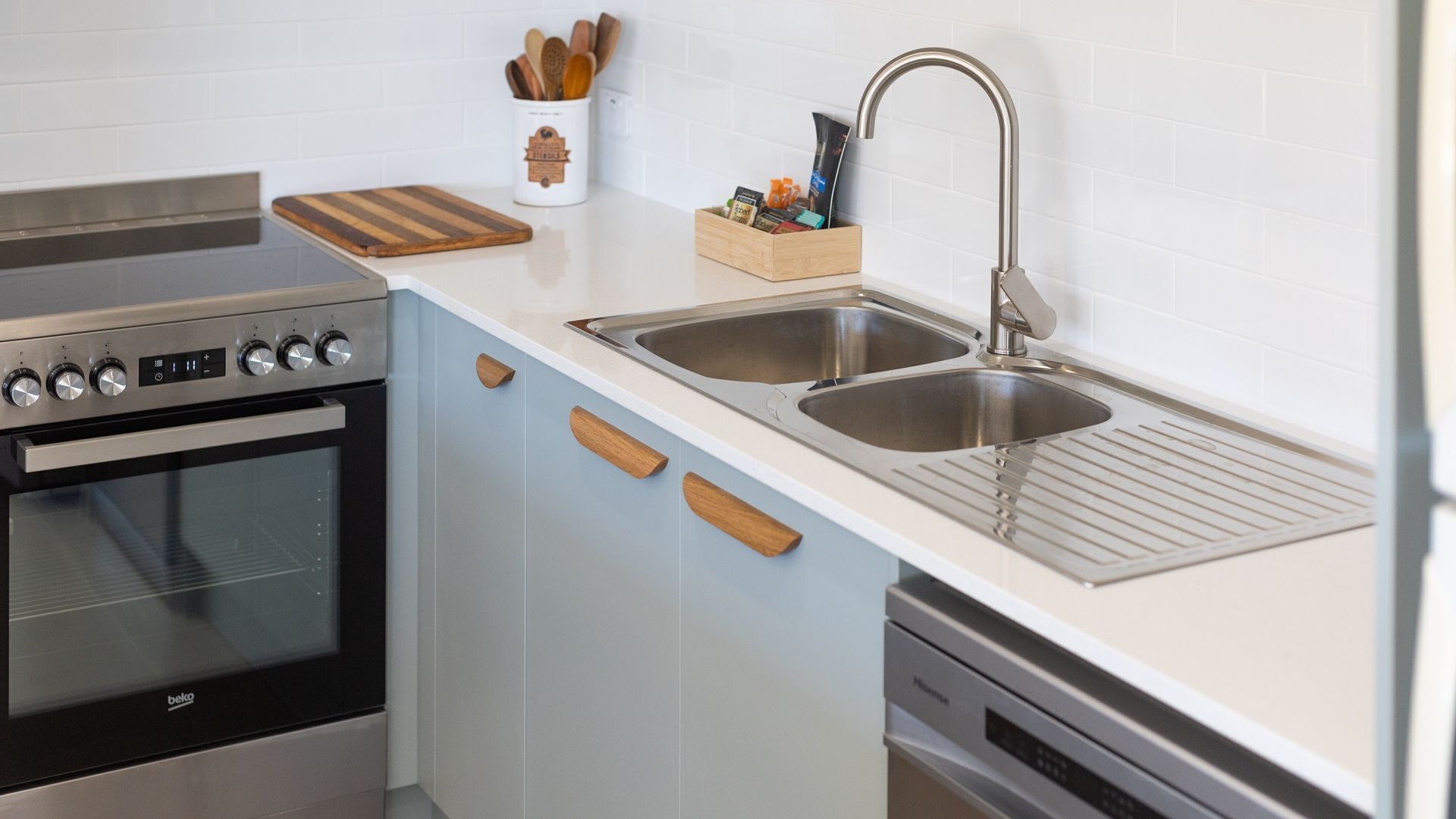 Réfrigérateur, four à micro-ondes, un four, surface de cuisson