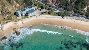 Una spiaggia nelle vicinanze
