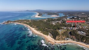 On the beach - Coastal Chill - Discover the ultimate coastal escape in this exclusive 3-bedroom beachside apartment (Nambucca Heads)