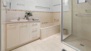 Shower, hair dryer, towels - Coastal Chill - Discover the ultimate coastal escape in this exclusive 3-bedroom beachside apartment (Nambucca Heads)