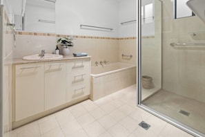 Dusche, Haartrockner, Handtücher