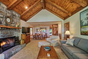 Ferienhaus, Mehrere Betten, Terrasse, Bergblick (Penrith Hideaway at Yonahlossee) | Wohnbereich | Kamin