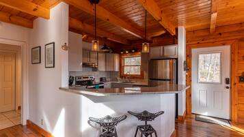 Kabin, Beberapa Tempat Tidur, patio, pemandangan gunung (New River Retreat) | Dapur pribadi | Mesin pembuat kopi/teh