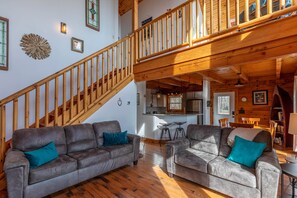 Cabane, plusieurs lits, patio, vue montagne (New River Retreat) | Coin séjour