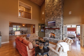 Hus, flere senger, spabadekar, fjellutsikt (Skytop Retreat) | Oppholdsområde | Peis