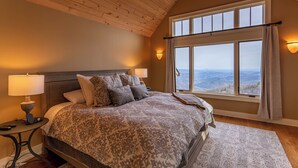 Hus, flere senger, spabadekar, fjellutsikt (Skytop Retreat) | 5 soverom, individuelt dekorert, individuelt innredet og sengetøy