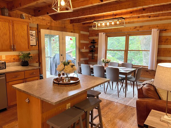 Ferienhütte, Mehrere Betten, Whirlpool, Bergblick (7th Heaven) | Speisen