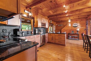 House, Multiple Beds, Hot Tub, Mountain View (Come to Escape) | Private kitchen
