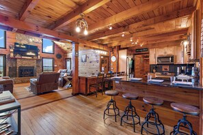 Hus, flere senger, spabadekar, fjellutsikt (Come to Escape) | Oppholdsområde