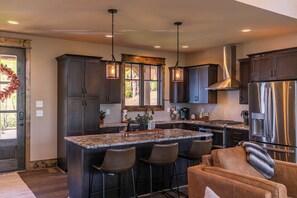 Hus, flere senger, terrasse, fjellutsikt (Gretta's Getaway at Eagles Nest) | Eget kjøkken | Kaffetrakter/tekoker