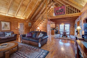 キャビン ベッド (複数台) パティオ マウンテンビュー (Atop Boone) | リビング エリア