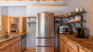 Rumah, Beberapa Tempat Tidur, patio, pemandangan gunung (Touch of Grey) | Dapur pribadi | Mesin pembuat kopi/teh