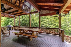 Outdoor dining - Rivers Edge at Eagles Nest (Banner Elk)