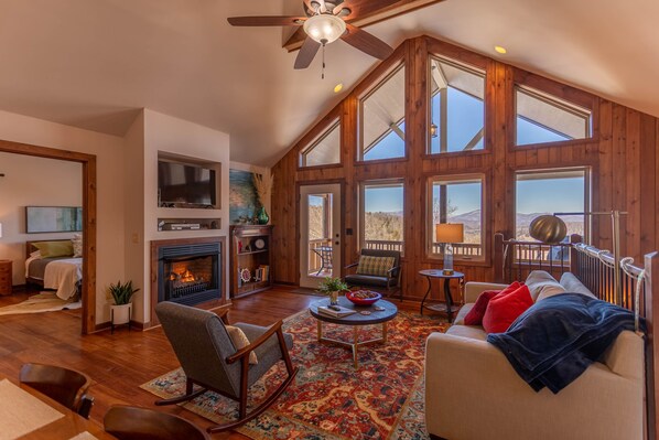하우스, 침대(여러 개), 온수 욕조, 산 전망 (Escape to Blue Ridge) | 거실 공간 | 벽난로