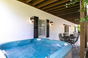 Outdoor spa tub - Riverdream (Sugar Grove)