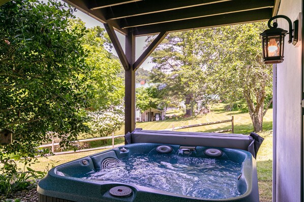 Private spa tub - Riverdream (Sugar Grove)