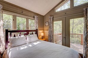 House, Multiple Beds, Hot Tub, Mountain View (Wounded Fork) | 3 bedrooms, individually decorated, individually furnished, bed sheets - Wounded Fork (Boone)