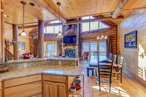 Huisje, meerdere bedden, patio, uitzicht op bergen (Carolina Elk Lodge) | Interieur