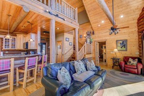 Cabaña, varias camas, patio, vista a la montaña (Carolina Elk Lodge) | Área de sala de estar
