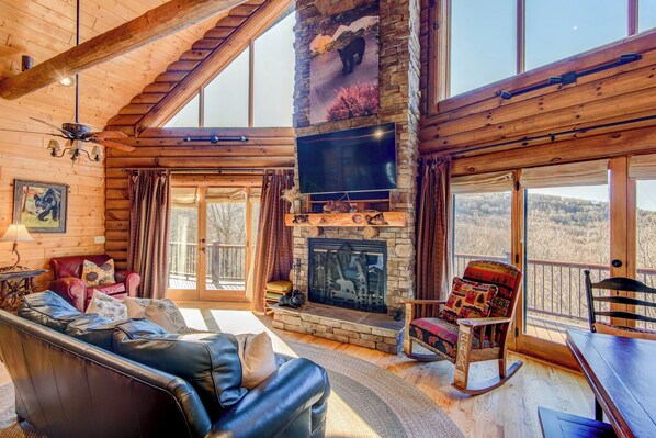 Cabaña, varias camas, patio, vista a la montaña (Carolina Elk Lodge) | Área de sala de estar