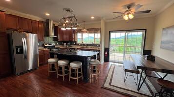 Rumah, Beberapa Tempat Tidur, balkon, pemandangan gunung (Villa Serenita at Watauga Lake) | Dapur pribadi