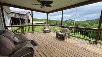 Rumah, Beberapa Tempat Tidur, balkon, pemandangan gunung (Villa Serenita at Watauga Lake) | Pemandangan dari kamar