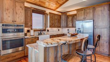 Rumah, Beberapa Tempat Tidur, hot tub, pemandangan gunung (The Perch at Eagles Nest) | Dapur pribadi | Mesin pembuat kopi/teh