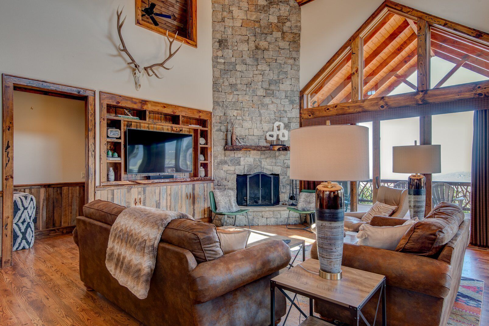 House, Multiple Beds, Hot Tub, Mountain View (The Perch at Eagles Nest) | Living area | Fireplace