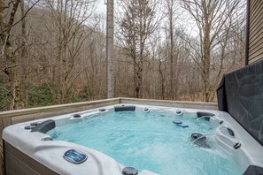 Cabane, plusieurs lits, bain à remous, vue montagne (Sleepy Hollow House) | Bain à remous extérieur
