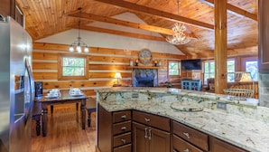 Rumah, Beberapa Tempat Tidur, hot tub, pemandangan gunung (Log Inn at River Ridge) | Interior