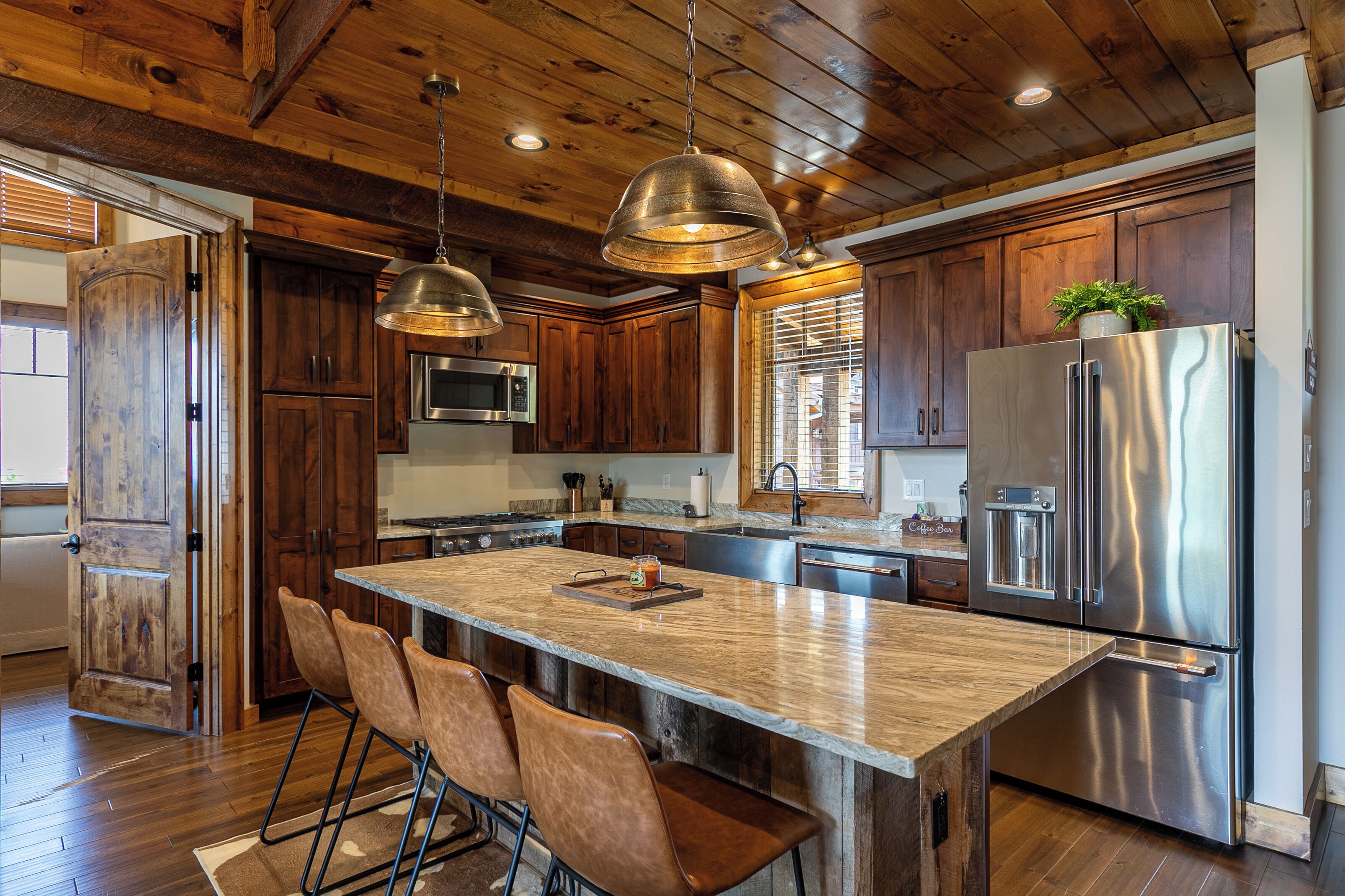 Casa, varias camas, hidromasaje, vista a la montaña (CaBearnet at Eagles Nest) | Cocina privada | Refrigerador, microondas, horno y parrilla de estufa 