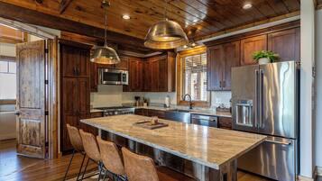 Casa, varias camas, hidromasaje, vista a la montaña (CaBearnet at Eagles Nest) | Cocina privada | Refrigerador, microondas, horno y parrilla de estufa