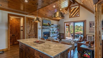 Casa, varias camas, hidromasaje, vista a la montaña (CaBearnet at Eagles Nest) | Interior