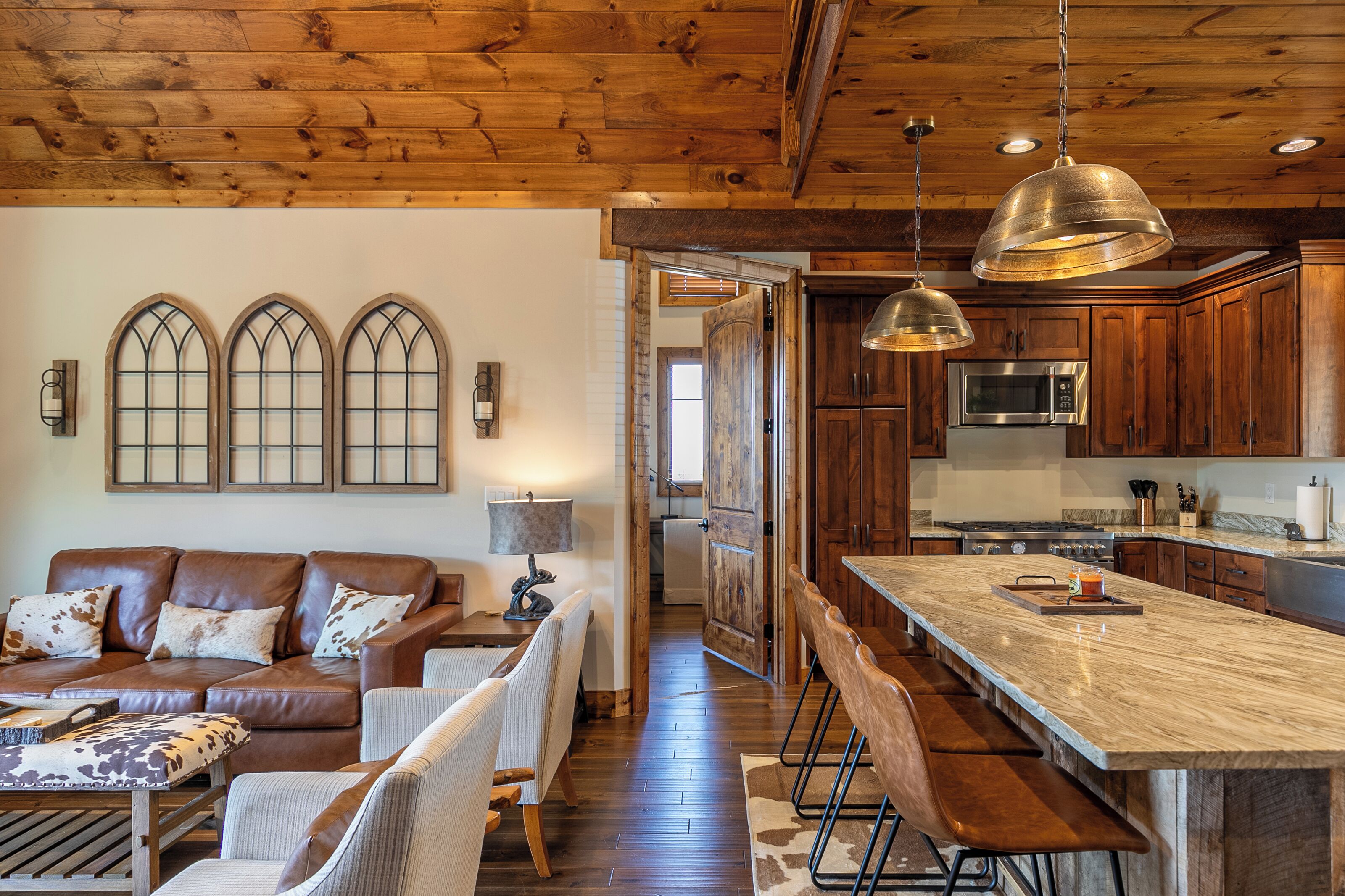 Casa, varias camas, hidromasaje, vista a la montaña (CaBearnet at Eagles Nest) | Área de sala de estar | Televisión de pantalla plana de 50 pulgadas con canales digitales 