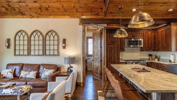 Casa, varias camas, hidromasaje, vista a la montaña (CaBearnet at Eagles Nest) | Área de sala de estar | Televisión de pantalla plana de 50 pulgadas con canales digitales