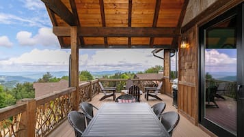 Casa, varias camas, hidromasaje, vista a la montaña (CaBearnet at Eagles Nest) | Restaurante al aire libre
