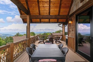 ハウス ベッド (複数台) スパ浴槽 マウンテンビュー (CaBearnet at Eagles Nest) | 屋外ダイニングエリア