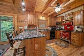 Huisje, Meerdere bedden, bubbelbad, uitzicht op bergen (Log Heaven) | Privékeuken | Een koffiezetapparaat/waterkoker